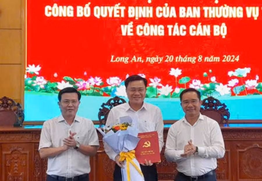 Lãnh đạo Tỉnh ủy Long An trao Quyết định cho cho đồng chí Nguyễn Thanh Nguyên. 