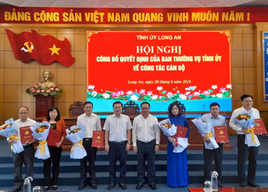 Lãnh đạo Tỉnh ủy Long An trao các Quyết định của Ban thường vụ Tỉnh ủy về công tác cán bộ.