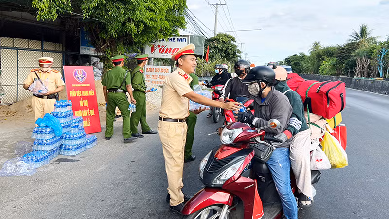 Lực lượng Công an Sóc Trăng tổ chức hỗ trợ người dân tham gia giao thông an toàn.