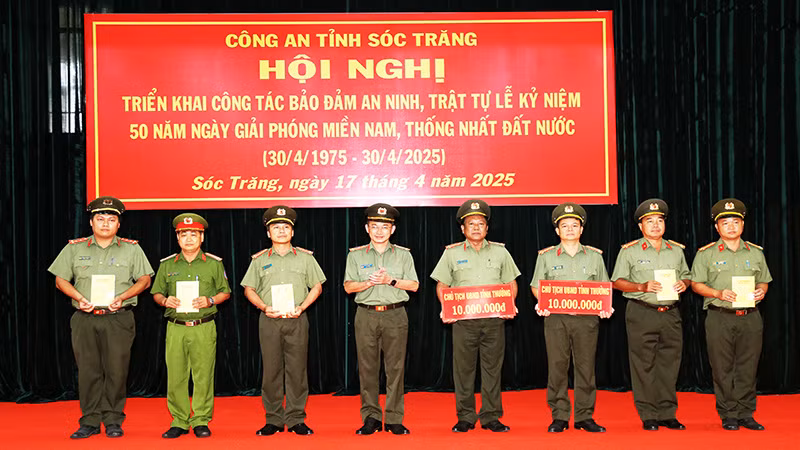 Đại tá Trần Văn Dương - Giám đốc Công an tỉnh Sóc Trăng trao thưởng cho các tập thể, cá nhân.