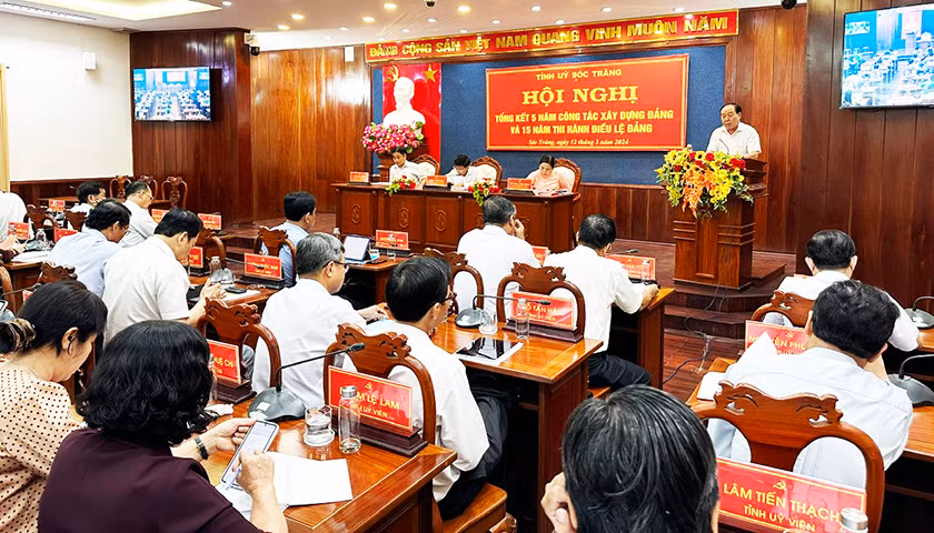 Các đại biểu thảo luận tại hội nghị.