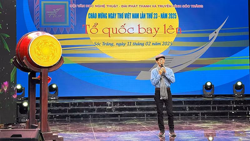 Nhà thơ Thành Dũng diễn đọc bài thơ “Tổ quốc bay lên”. Nhà thơ Thành Dũng diễn đọc bài thơ “Tổ quốc bay lên”.