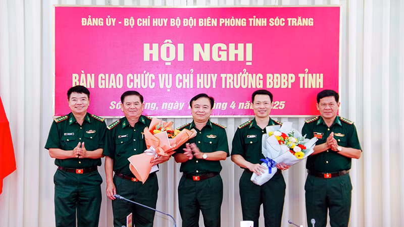 Bộ chỉ huy Bộ đội Biên phòng tỉnh tặng hoa chúc mừng Đại tá Phạm Lê Xuân Bình và Đại tá Trịnh Kim Khâm.