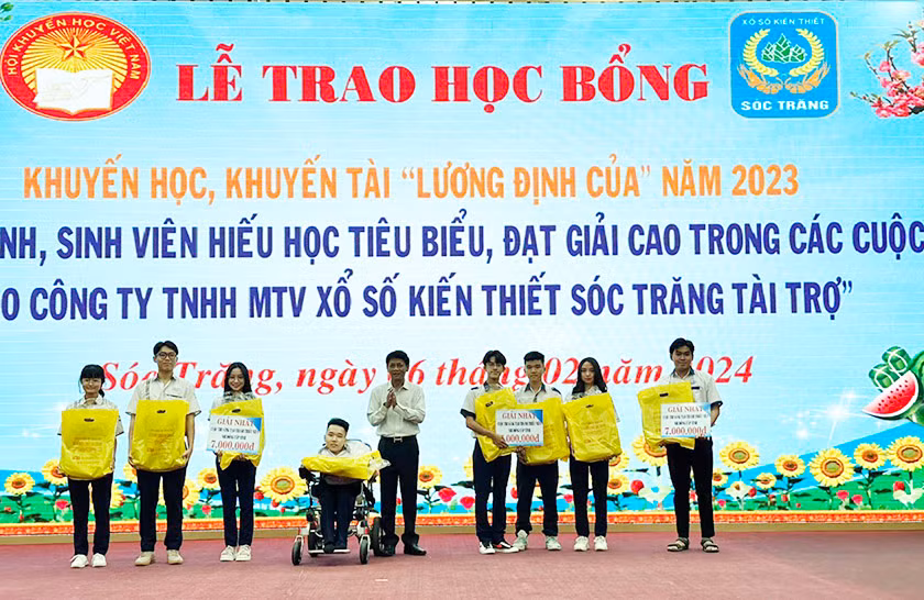 Trao học bổng cho nhóm tác giả đạt Giải Nhất trong Cuộc thi “Sáng tạo Thanh thiếu niên nhi đồng”.