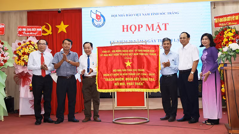 Hội Nhà báo Việt Nam tỉnh Sóc Trăng đón nhận bức trướng.