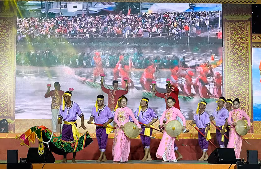 Tiết mục "Vui hội đua ghe Ngo" trong chương trình khai mạc. Tiết mục "Vui hội đua ghe Ngo" trong chương trình khai mạc.