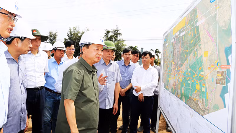 Phó Thủ tướng Trần Hồng Hà thị sát thi công đường cao tốc trên địa bàn tỉnh Sóc Trăng.