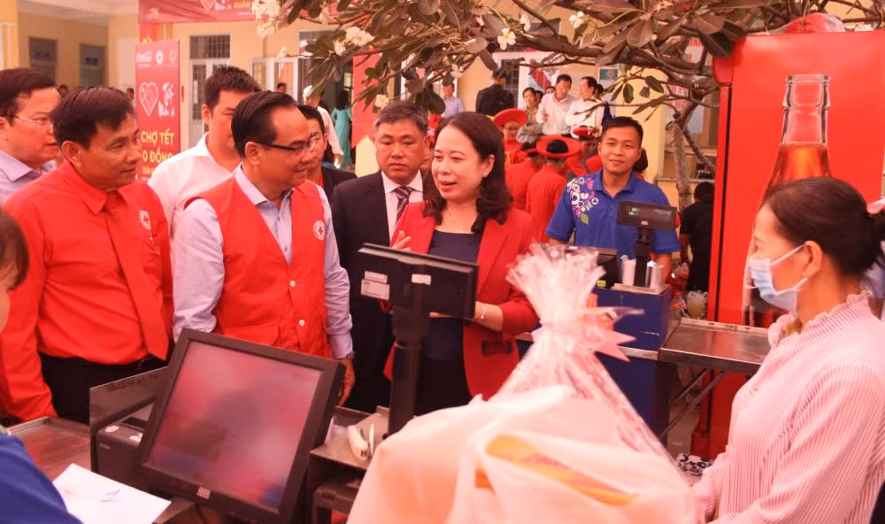 Phó Chủ tịch nước Võ Thị Ánh Xuân tham quan khu vực thu ngân tại phiên chợ 0 đồng.