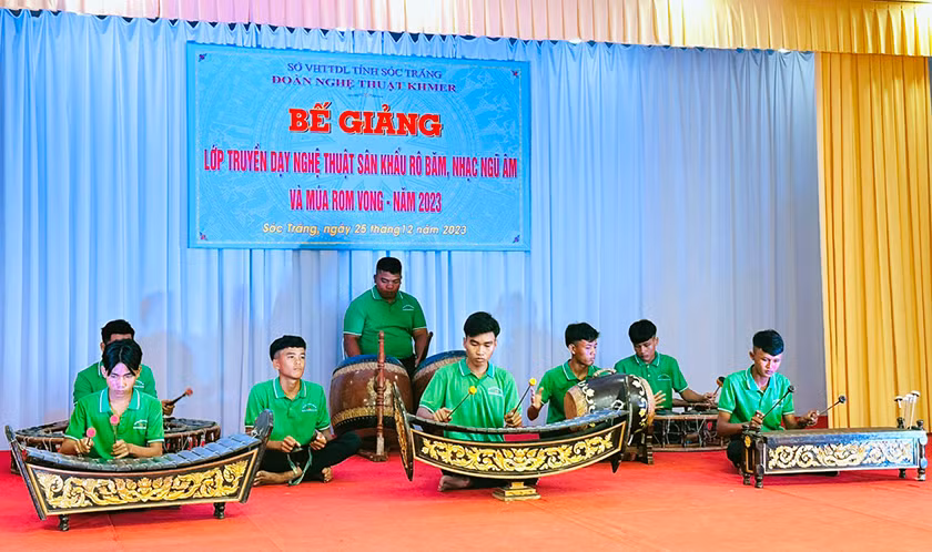 Biểu diễn hòa tấu nhạc ngũ âm Khmer.