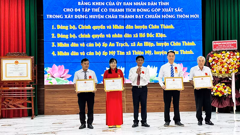 Bí thư Tỉnh ủy Sóc Trăng Lâm Văn Mẫn tặng Bằng khen cho các tập thể xuất sắc.
