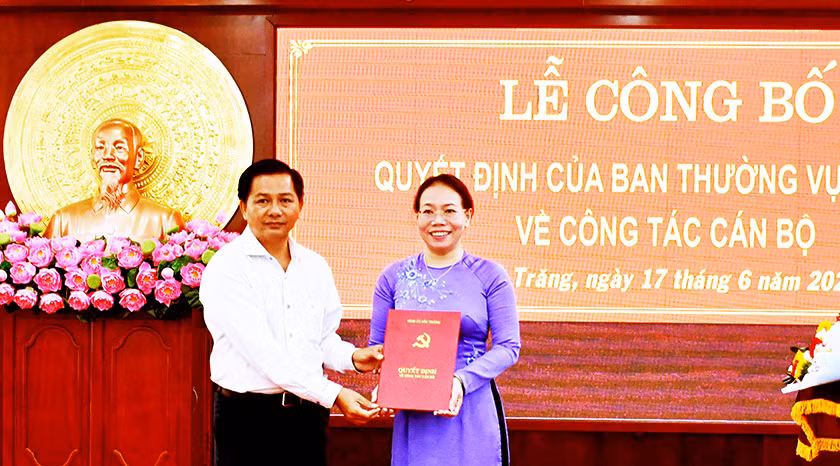 Đồng chí Trần Văn Lâu trao quyết định luân chuyển đồng chí Huỳnh Thị Diễm Ngọc giữ chức vụ Bí thư Thị ủy Ngã Năm.