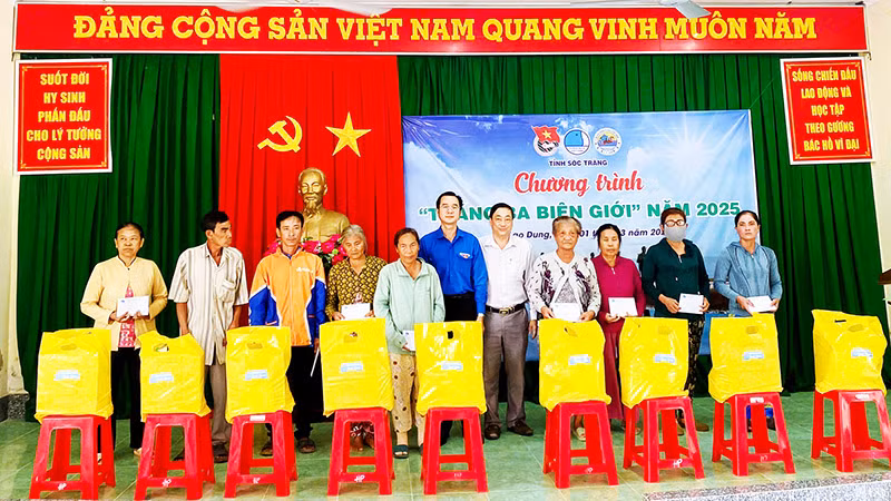 Lãnh đạo Tỉnh đoàn Sóc Trăng và Huyện ủy Cù Lao Dung tặng quà cho người nghèo tại chương trình.