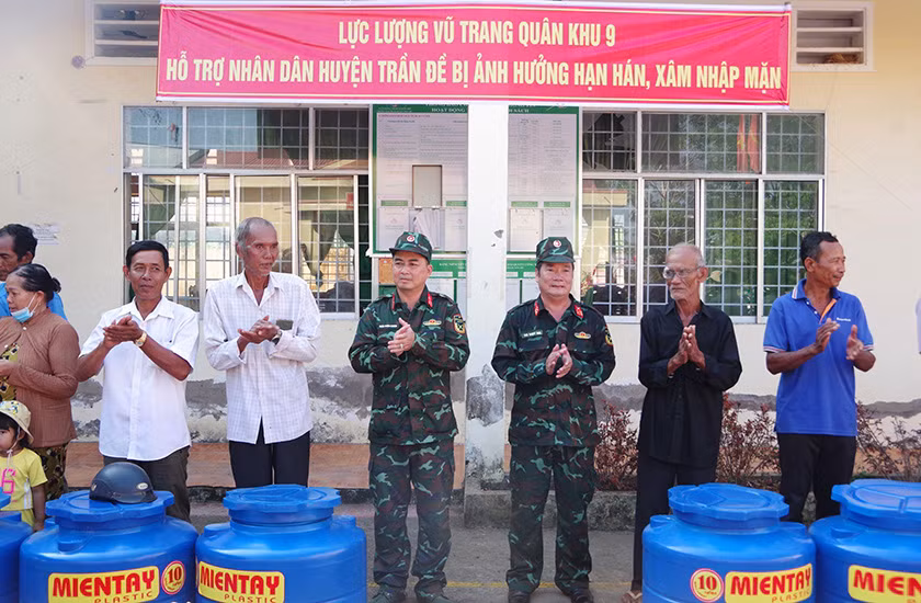 Hỗ trợ thùng chứa nước cho người dân ven biển Sóc Trăng.