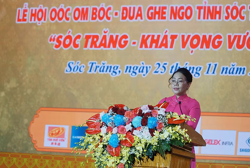 Phó Chủ tịch Ủy ban nhân dân tỉnh Sóc Trăng Huỳnh Thị Diễm Ngọc phát biểu khai mạc lễ hội. Phó Chủ tịch Ủy ban nhân dân tỉnh Sóc Trăng Huỳnh Thị Diễm Ngọc phát biểu khai mạc lễ hội.