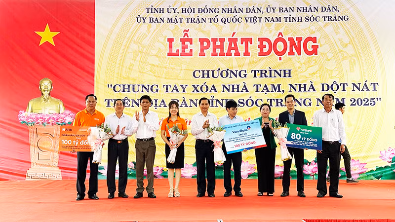 Lãnh đạo tỉnh Sóc Trăng biểu dương các nhà tài trợ. Lãnh đạo tỉnh Sóc Trăng biểu dương các nhà tài trợ.