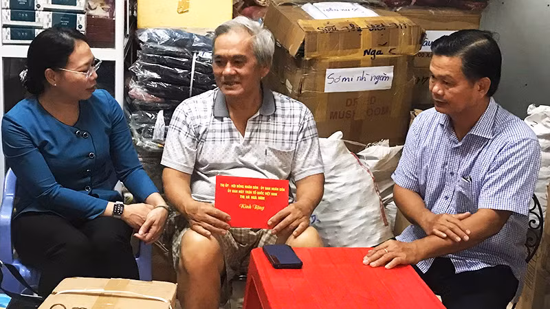 Lãnh đạo thị xã Ngã Năm đã đến thăm hỏi, động viên gia đình bị hỏa hoạn. Lãnh đạo thị xã Ngã Năm đã đến thăm hỏi, động viên gia đình bị hỏa hoạn.