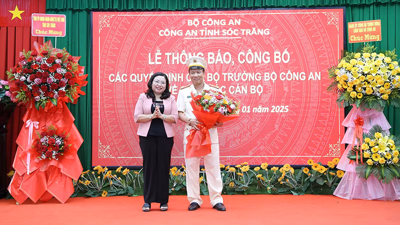 Đồng chí Hồ Thị Cẩm Đào, Phó Bí thư Thường trực Tỉnh ủy Sóc Trăng, tặng hoa chúc mừng Đại tá Phạm Quốc Việt.