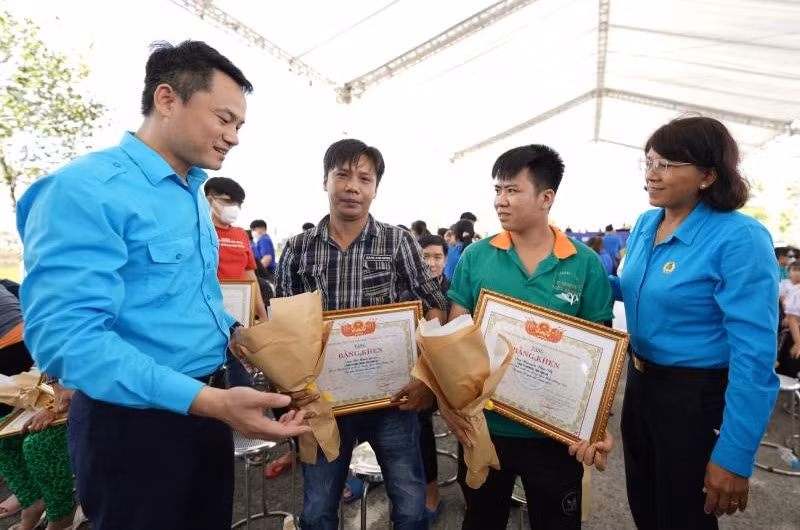 Thanh niên công nhận Bằng khen của Trung ương Hội Liên hiệp Thanh niên Việt Nam. Thanh niên công nhận Bằng khen của Trung ương Hội Liên hiệp Thanh niên Việt Nam.