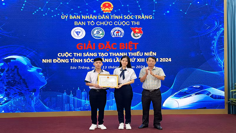Phó Chủ tịch Ủy ban nhân dân tỉnh Sóc Trăng Nguyễn Văn Khởi trao giải đặc biệt cuộc thi.