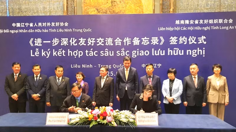 Ký kết hợp tác hữu nghị giữa tỉnh Long An và tỉnh Liêu Ninh.