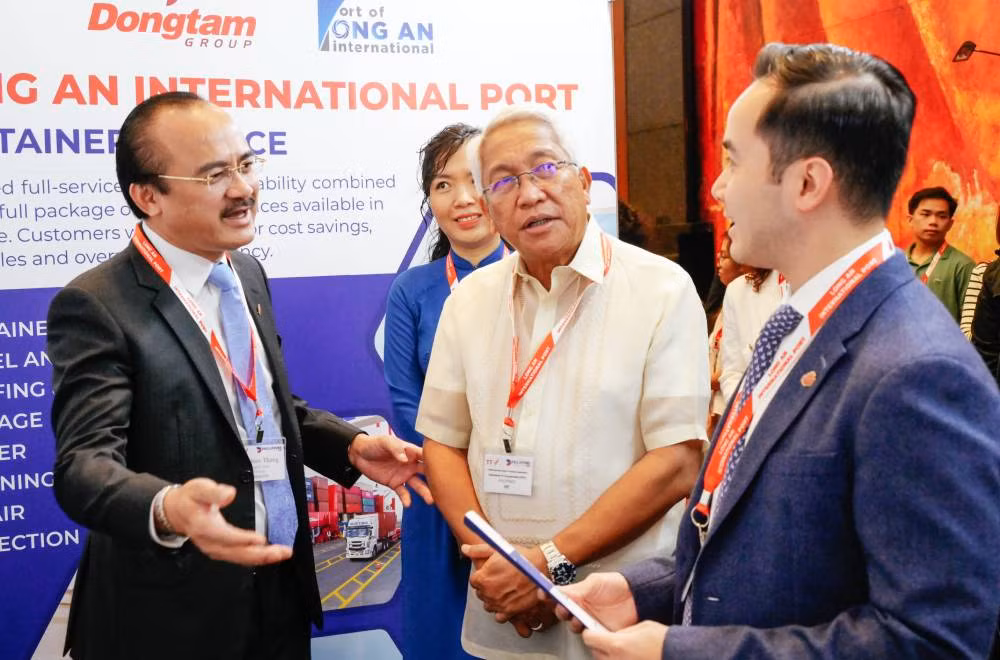 Thứ trưởng Giao thông vận tải Philippines - Ông Elmer U. Sarmiento (giữa) tham quan gian hàng triển lãm và trao đổi thông tin về cảng biển với lãnh đạo Cảng quốc tế Long An. Thứ trưởng Giao thông vận tải Philippines - Ông Elmer U. Sarmiento (giữa) tham quan gian hàng triển lãm và trao đổi thông tin về cảng biển với lãnh đạo Cảng quốc tế Long An.
