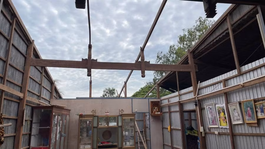 Nhà 1 hộ dân ở xã Hưng Điền B (Tân Hưng, Long An) bị tốc mái do lốc xoáy gây ra vào chiều tối ngày 13/9. Nhà 1 hộ dân ở xã Hưng Điền B (Tân Hưng, Long An) bị tốc mái do lốc xoáy gây ra vào chiều tối ngày 13/9.