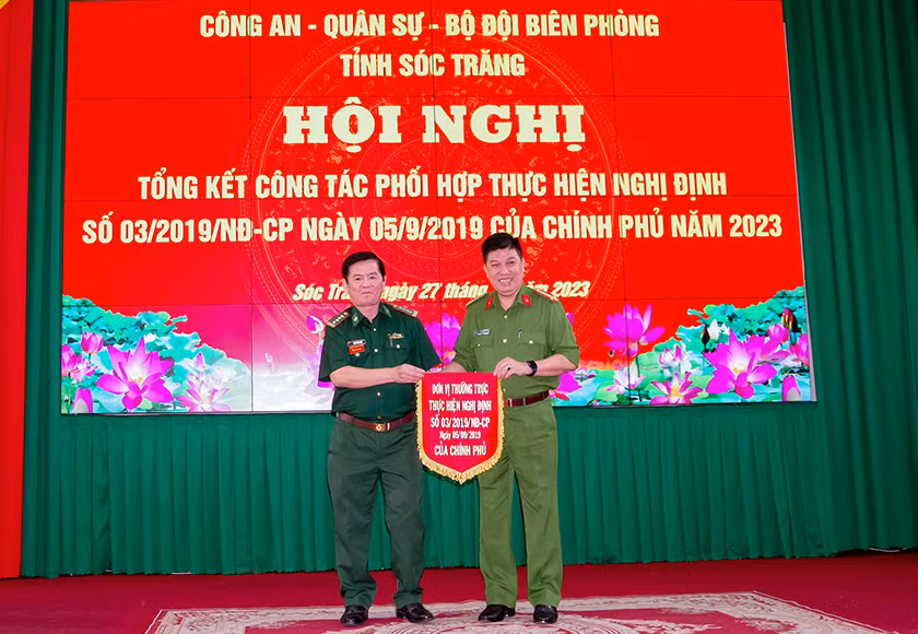 Lãnh đạo BĐBP tỉnh trao cờ Thường trực thực hiện Nghị định số 03/2019/NĐ-CP của Chính phủ quý I năm 2024 cho Công an tỉnh Sóc Trăng. Lãnh đạo BĐBP tỉnh trao cờ Thường trực thực hiện Nghị định số 03/2019/NĐ-CP của Chính phủ quý I năm 2024 cho Công an tỉnh Sóc Trăng.