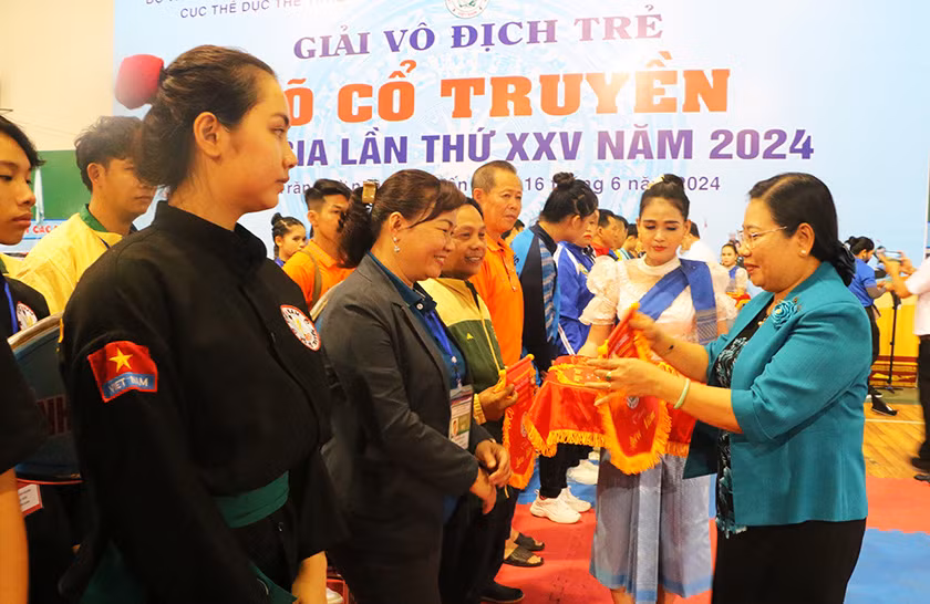 Lãnh đạo tỉnh Sóc Trăng trao cờ lưu niệm cho các đoàn vận động viên tham gia giải