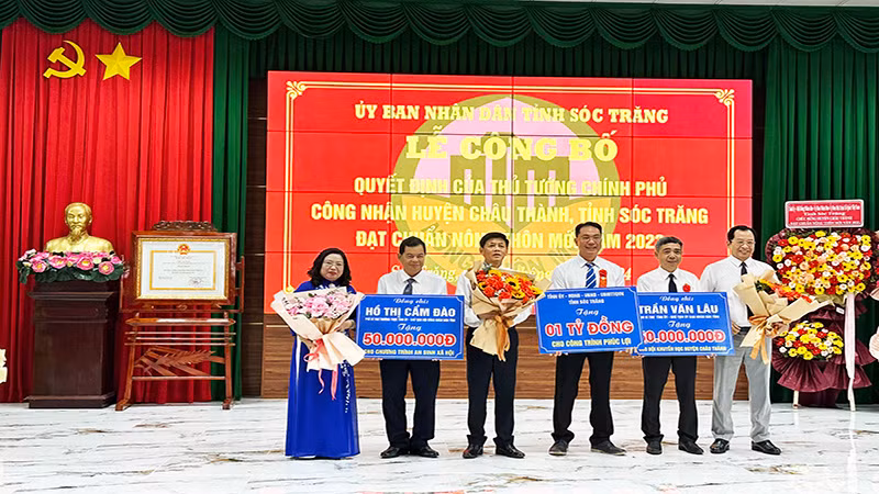 Lãnh đạo tỉnh Sóc Trăng tặng kinh phí để huyện Châu Thành xây dựng nông thôn mới nâng cao.