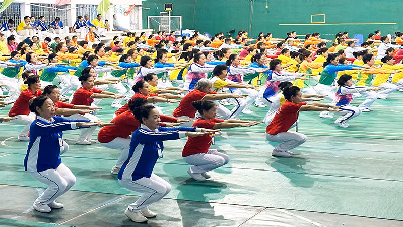 Màn đồng diễn của các vận động viên dưỡng sinh. Màn đồng diễn của các vận động viên dưỡng sinh.