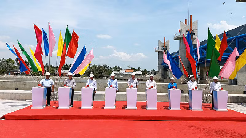 Lãnh đạo tỉnh Sóc Trăng và Trung ương thực hiện nghi thức khánh thành cống âu Rạch Mọp.