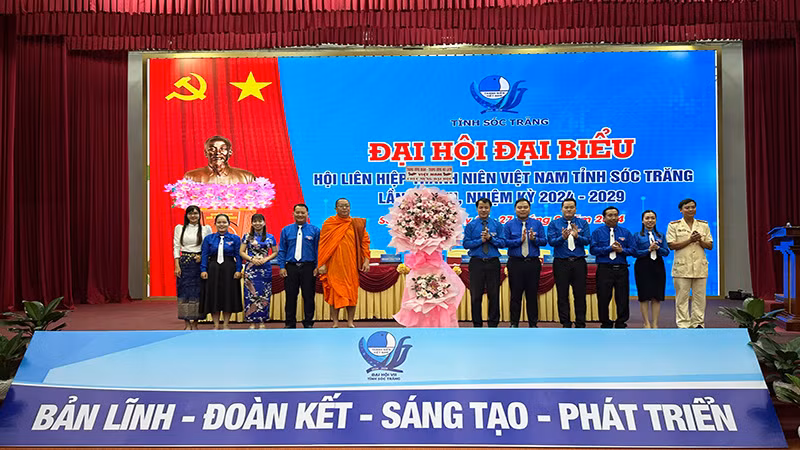 Đại diện Trung ương Hội Liên hiệp Thanh niên Việt Nam tặng hoa cho Đại hội.
