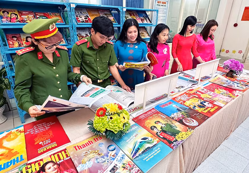 Hội báo Xuân trưng bày gần 350 ấn phẩm là tạp chí, báo Xuân Giáp Thìn 2024