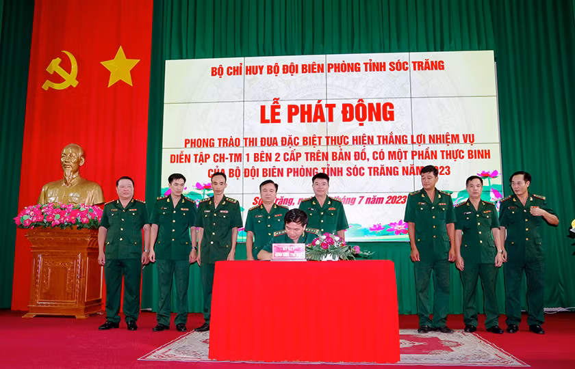 Đại diện các cơ quan, đơn vị ký kết giao ước thi đua năm 2023.