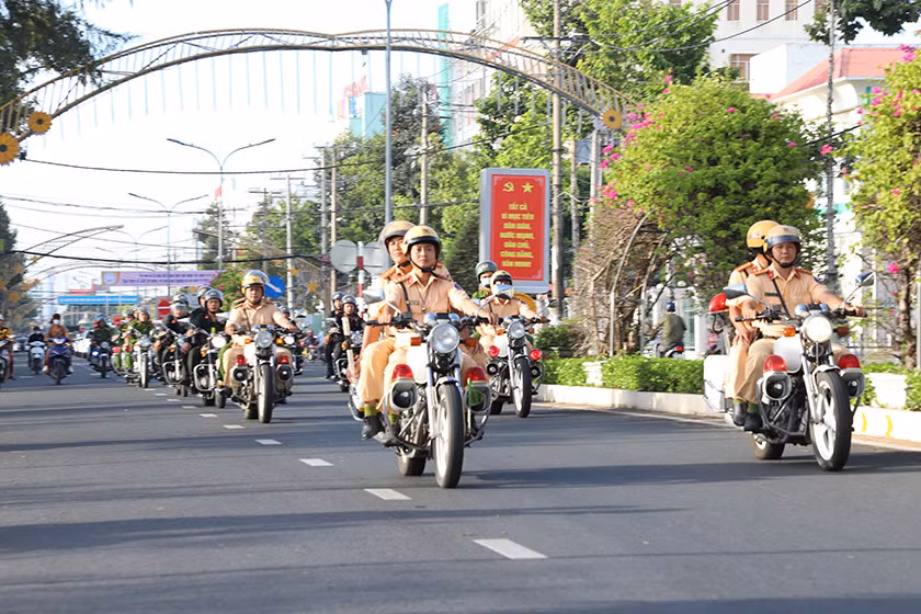 Lực lượng Công an diễu hành trên các tuyến đường sau lễ ra quân Lực lượng Công an diễu hành trên các tuyến đường sau lễ ra quân