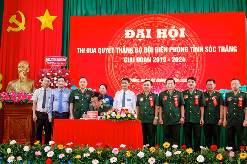 Trung tướng Lê Đức Thái, Tư lệnh Bộ đội Biên phòng ghi sổ vàng Truyền thống của đơn vị.