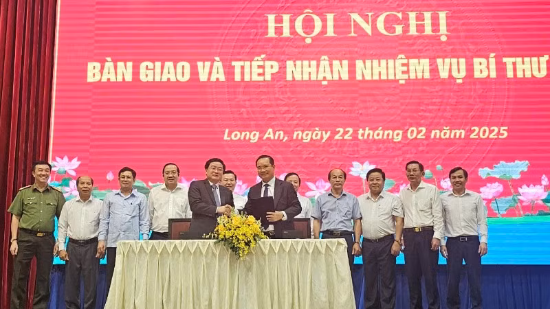 Tân Bí thư Tỉnh ủy Long An Nguyễn Văn Quyết tiếp nhận bàn giao nhiệm vụ từ nguyên Bí thư Tỉnh ủy Long An Nguyễn Văn Được. Tân Bí thư Tỉnh ủy Long An Nguyễn Văn Quyết tiếp nhận bàn giao nhiệm vụ từ nguyên Bí thư Tỉnh ủy Long An Nguyễn Văn Được.