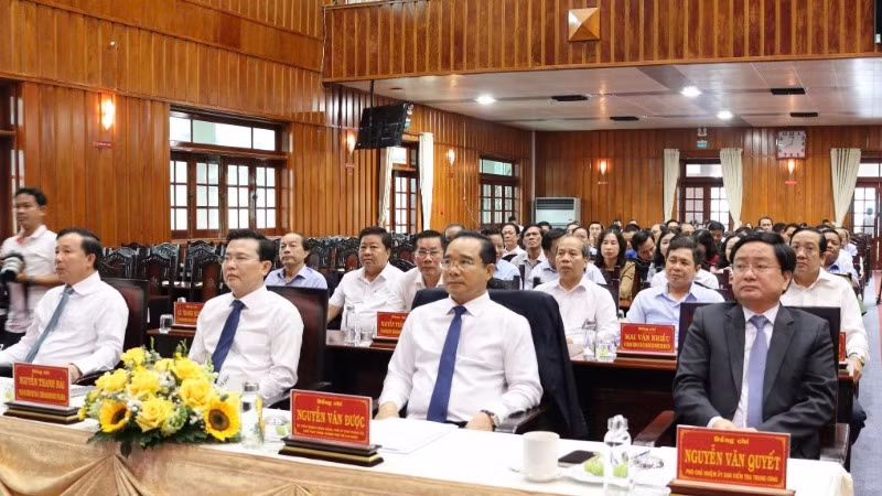 Lãnh đạo tỉnh Long An và Thành phố Hồ Chí Minh dự hội nghị. Lãnh đạo tỉnh Long An và Thành phố Hồ Chí Minh dự hội nghị.