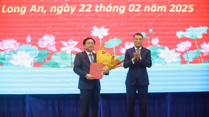 Trưởng Ban Tổ chức Trung ương Lê Minh Hưng trao Quyết định của Bộ Chính trị về việc điều động, chỉ định ông Nguyễn Văn Quyết giữ chức Bí thư Tỉnh ủy Long An.