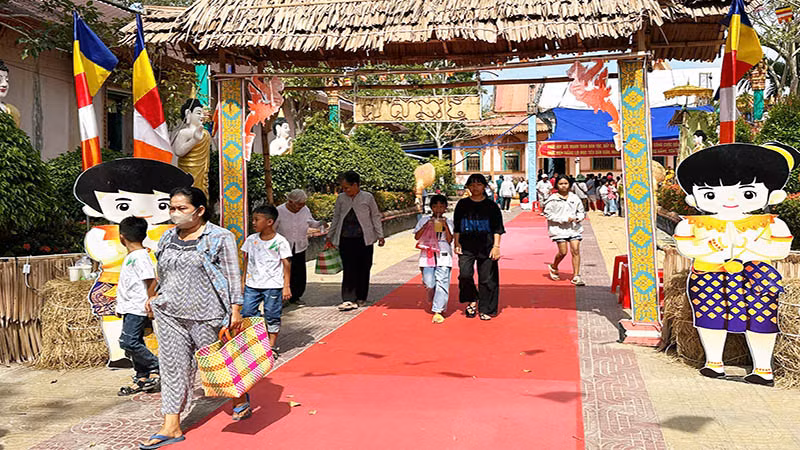 Đồng bào Khmer đến chùa đón mừng Tết cổ truyền Chôl Chnăm Thmây. Đồng bào Khmer đến chùa đón mừng Tết cổ truyền Chôl Chnăm Thmây.
