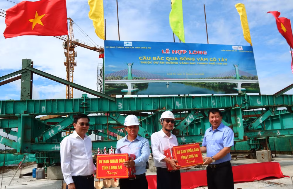 Lãnh đạo tỉnh Long An tặng quà cho đơn vị thi công cầu Vàm Cỏ Tây tại lễ hợp long. Lãnh đạo tỉnh Long An tặng quà cho đơn vị thi công cầu Vàm Cỏ Tây tại lễ hợp long.