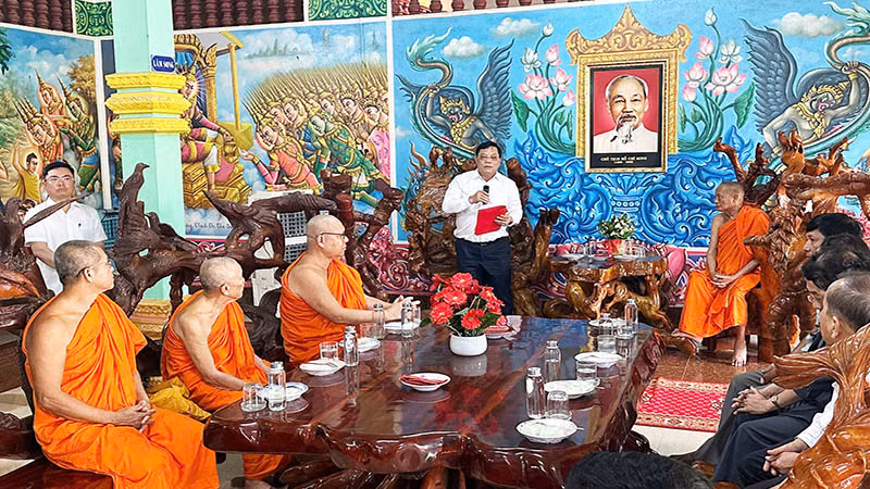 Thứ trưởng Nguyễn Hải Trung chúc các chư tăng, đồng bào dân tộc Khmer Sóc Trăng đón Tết an vui, hạnh phúc. Thứ trưởng Nguyễn Hải Trung chúc các chư tăng, đồng bào dân tộc Khmer Sóc Trăng đón Tết an vui, hạnh phúc.