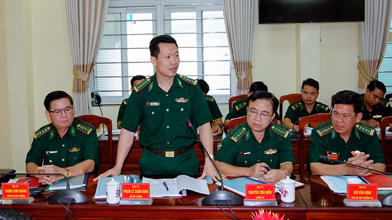 Đại tá Phạm Lê Xuân Bình phát biểu nhận nhiệm vụ mới tại hội nghị.