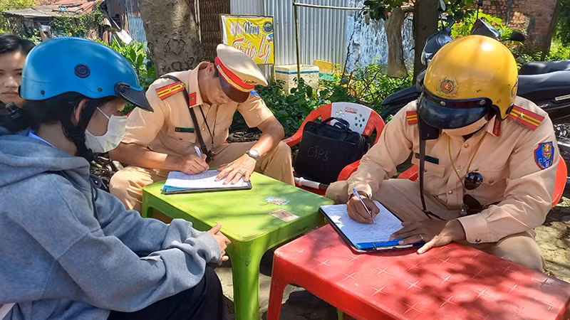Học sinh vi phạm trật tự an toàn giao thông sẽ thông báo về nhà trường. Học sinh vi phạm trật tự an toàn giao thông sẽ thông báo về nhà trường.