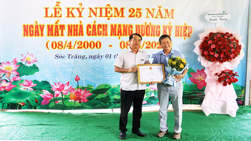 Ủy ban nhân dân tỉnh Sóc Trăng tặng bằng khen cho gia đình ông Dương Kỳ Hiệp. Ủy ban nhân dân tỉnh Sóc Trăng tặng bằng khen cho gia đình ông Dương Kỳ Hiệp.