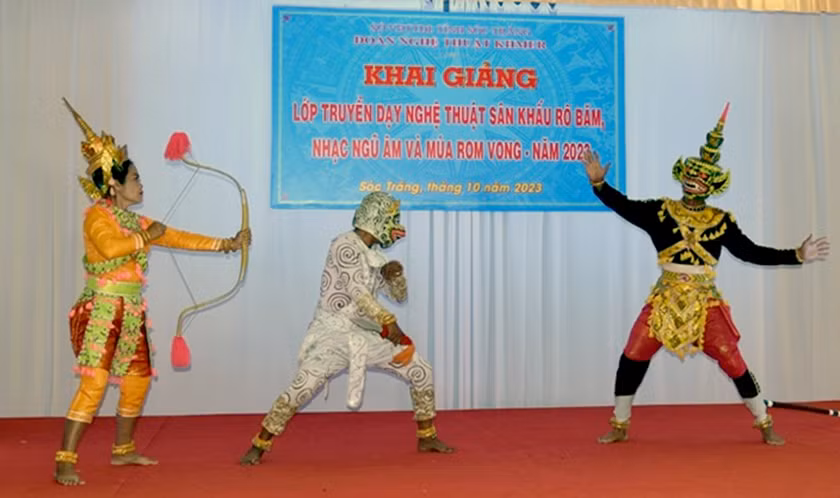 Biểu diễn kịch múa cổ điển Rô-băm của người Khmer.