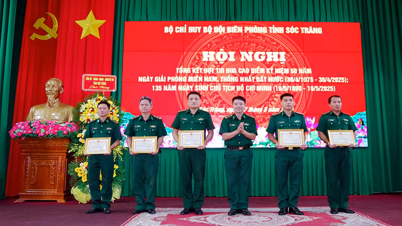 Đại tá Lê Văn Anh, Phó chính ủy trao giấy khen cho các cá nhân. Đại tá Lê Văn Anh, Phó chính ủy trao giấy khen cho các cá nhân.
