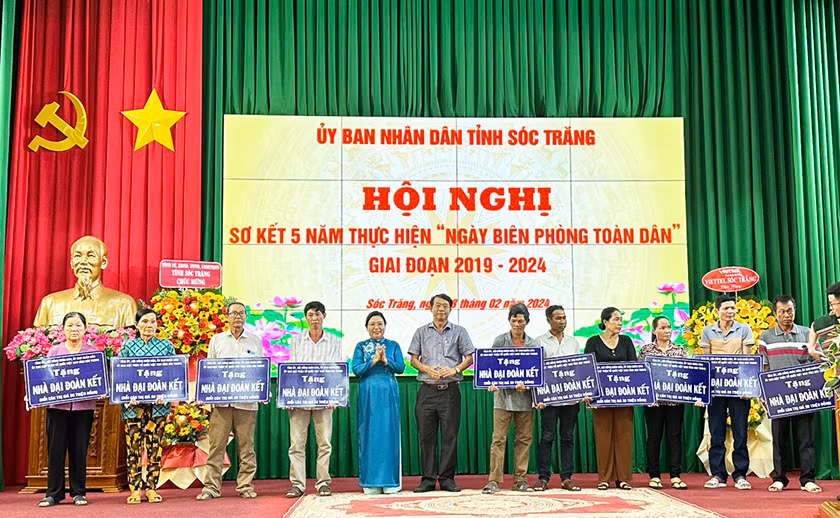 Tặng nhà Đại đoàn kết cho các hộ nghèo khu vực biên giới biển Sóc Trăng. Tặng nhà Đại đoàn kết cho các hộ nghèo khu vực biên giới biển Sóc Trăng.