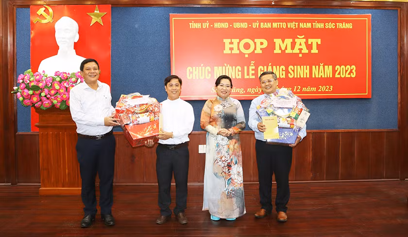 Lãnh đạo tỉnh Sóc Trăng tặng quà các vị chức sắc Công giáo, Tin lành.