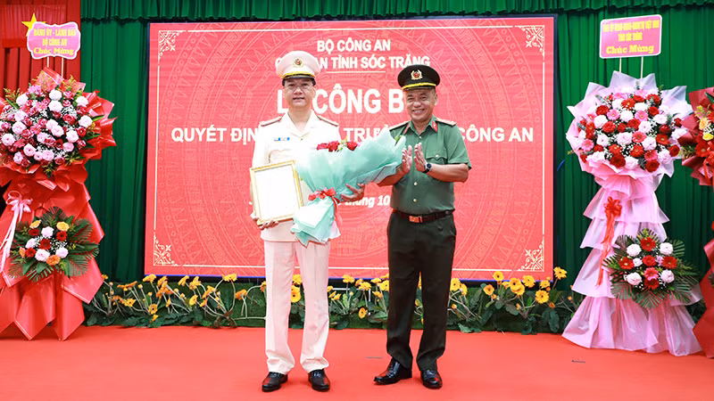 Đại tá Bùi Quốc Khánh - Giám đốc Công an tỉnh trao quyết định của Bộ trưởng Công an cho Đại tá Bùi Đức An.